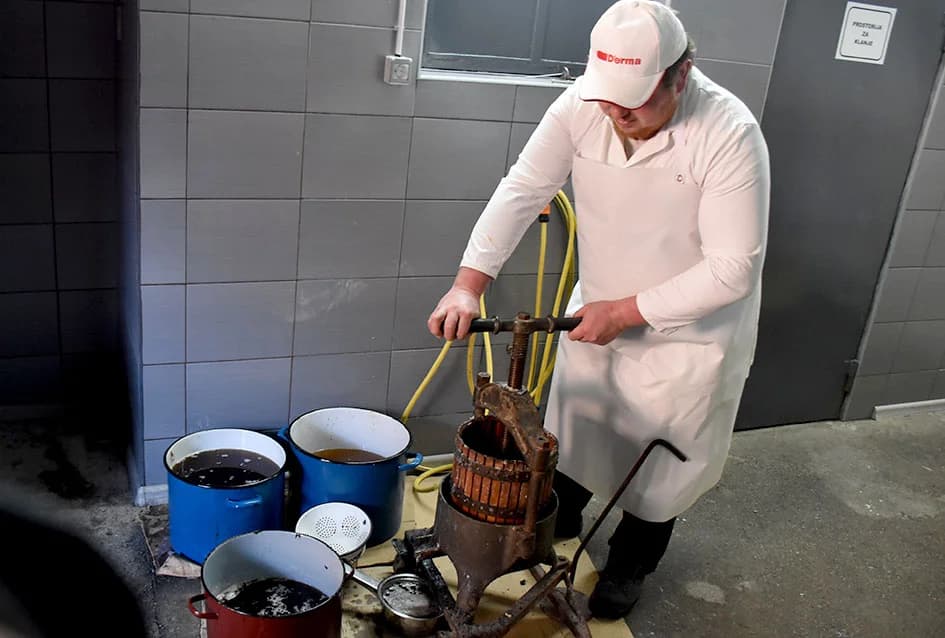 Miris svježih čvaraka širi se u zraku