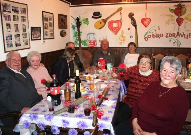 MATICA UMIROVLJENIKA GRADA PLETERNICE: Proslavili Marinje podjelom crvenih karanfila