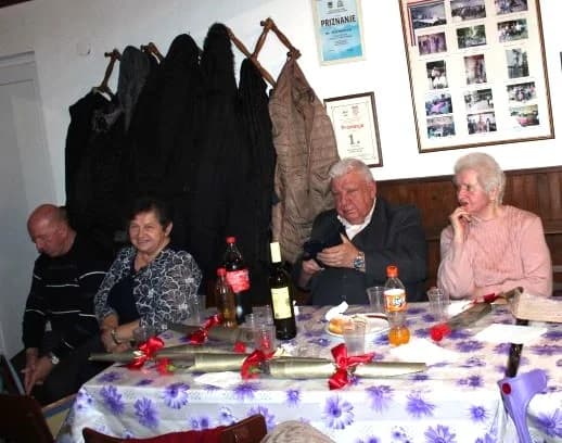 MATICA UMIROVLJENIKA GRADA PLETERNICE: Proslavili Marinje podjelom crvenih karanfila