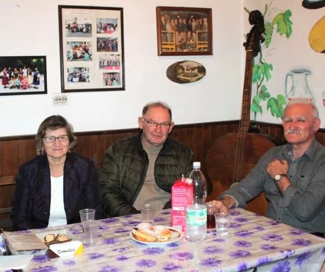 MATICA UMIROVLJENIKA GRADA PLETERNICE: Proslavili Marinje podjelom crvenih karanfila