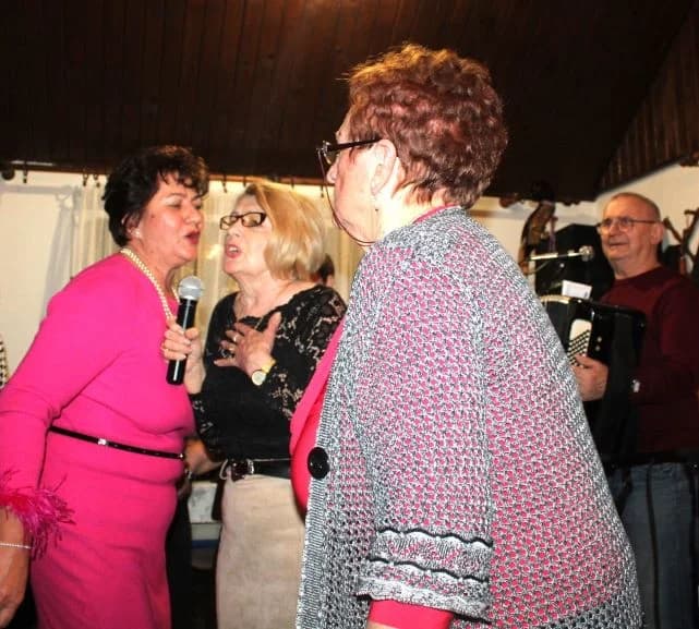 MATICA UMIROVLJENIKA GRADA PLETERNICE: Proslavili Marinje podjelom crvenih karanfila