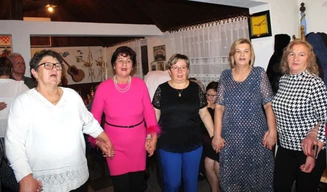 MATICA UMIROVLJENIKA GRADA PLETERNICE: Proslavili Marinje podjelom crvenih karanfila