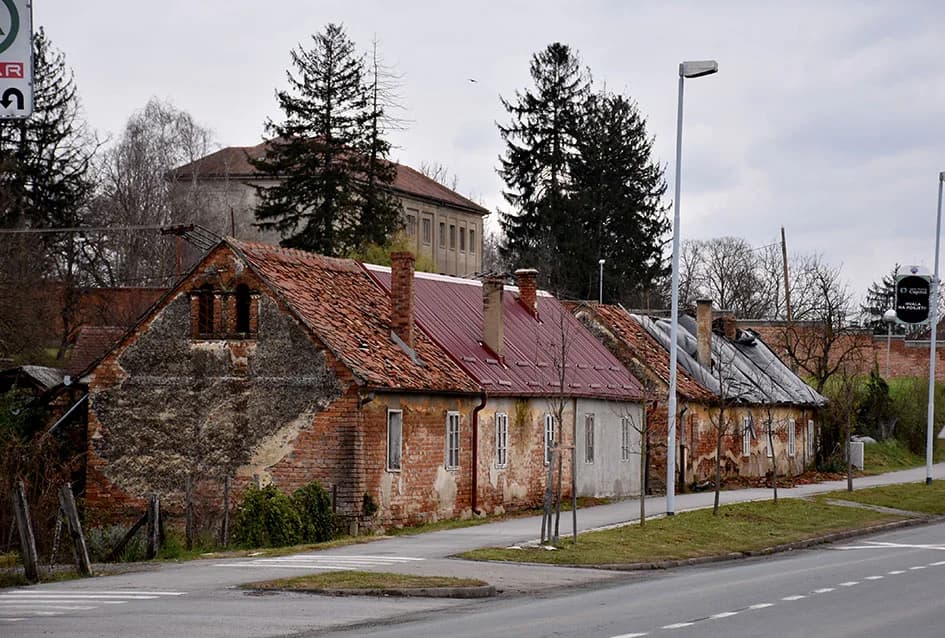 MIJENJAJU SE VIZURE POŽEGE: Rušenje naselja Družina /FOTO/