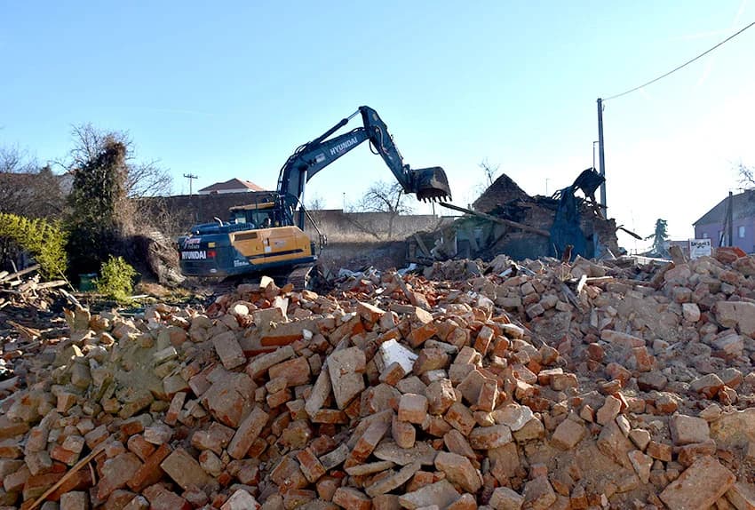 MIJENJAJU SE VIZURE POŽEGE: Rušenje naselja Družina /FOTO/