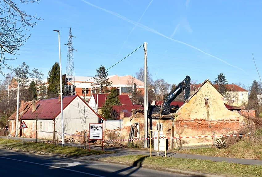 MIJENJAJU SE VIZURE POŽEGE: Rušenje naselja Družina /FOTO/