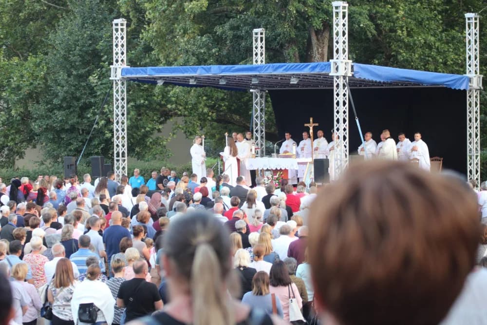 [FOTO] Svečano misno slavlje uoči Male Gospe okupilo brojne vjernike u Kutjevu