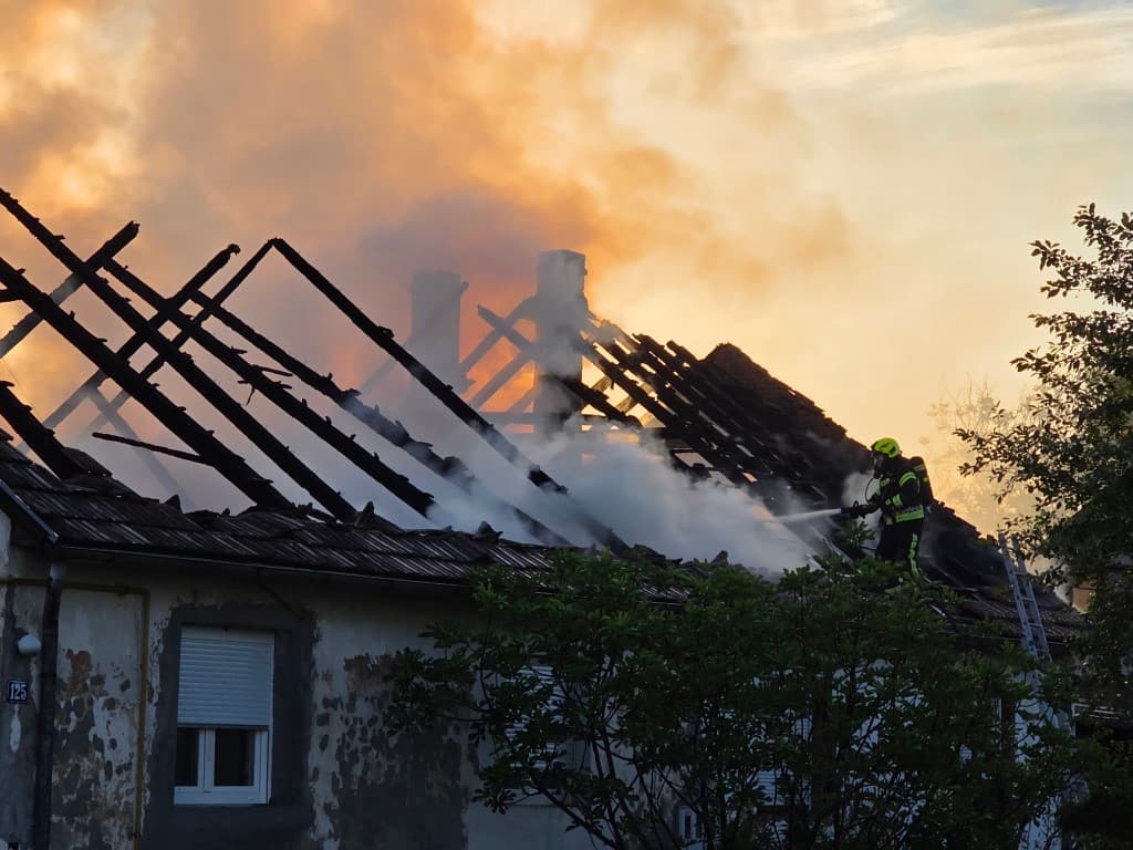 Vatrena stihija u Osječkoj ulici prouzročila veliku materijalnu štetu na obiteljskoj kući