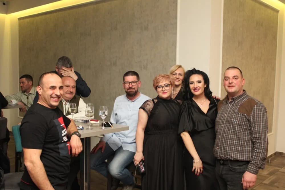 UGODNA VEČER LOVACA I PRIJATELJA: Supruge lovaca požeškog Sokolovca i sve njihove gošće dobile na poklon popularne čokolade!