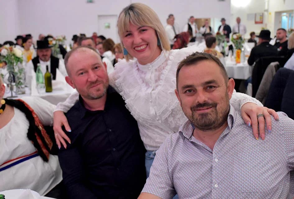 GRANIČARSKO ŠOKAČKO SIJELO U ZAGRAĐU: Tamburaši Satir počastili županicu Jozić Bećarcem, a šarenilo ljepote nošnji i pjesme razveselilo posjetitelje