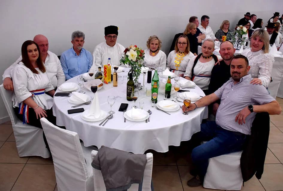 GRANIČARSKO ŠOKAČKO SIJELO U ZAGRAĐU: Tamburaši Satir počastili županicu Jozić Bećarcem, a šarenilo ljepote nošnji i pjesme razveselilo posjetitelje