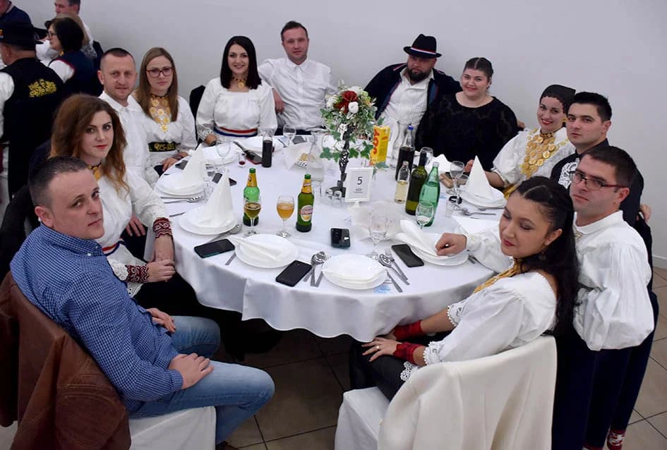 GRANIČARSKO ŠOKAČKO SIJELO U ZAGRAĐU: Tamburaši Satir počastili županicu Jozić Bećarcem, a šarenilo ljepote nošnji i pjesme razveselilo posjetitelje