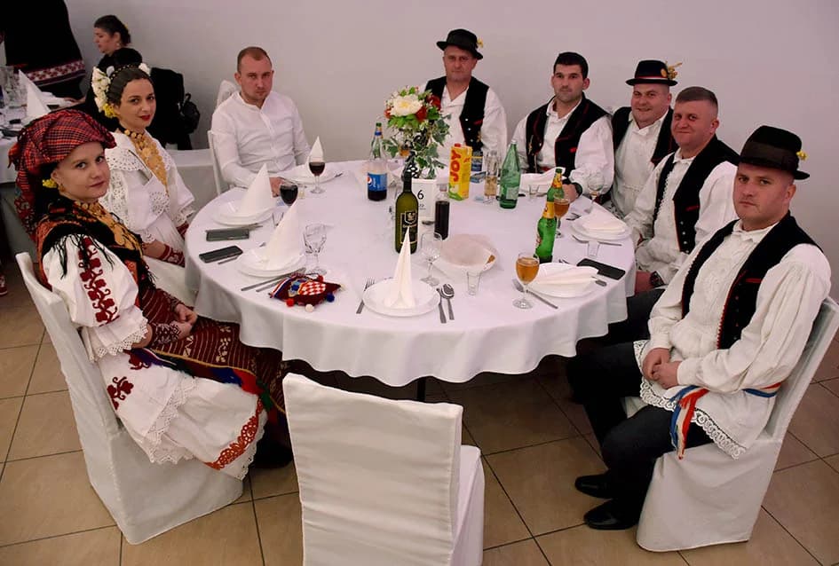 GRANIČARSKO ŠOKAČKO SIJELO U ZAGRAĐU: Tamburaši Satir počastili županicu Jozić Bećarcem, a šarenilo ljepote nošnji i pjesme razveselilo posjetitelje
