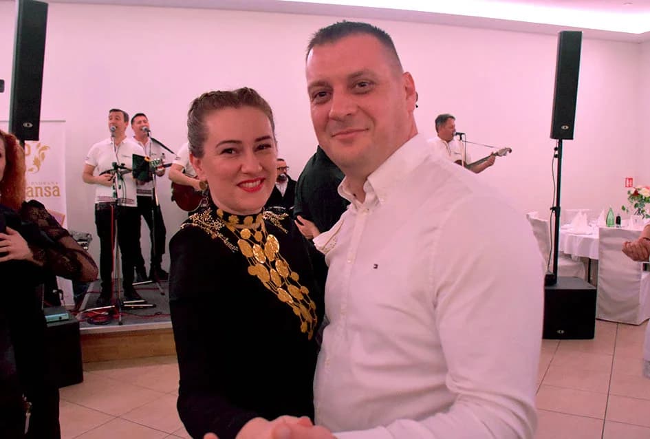 GRANIČARSKO ŠOKAČKO SIJELO U ZAGRAĐU: Tamburaši Satir počastili županicu Jozić Bećarcem, a šarenilo ljepote nošnji i pjesme razveselilo posjetitelje