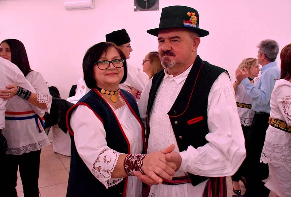 GRANIČARSKO ŠOKAČKO SIJELO U ZAGRAĐU: Tamburaši Satir počastili županicu Jozić Bećarcem, a šarenilo ljepote nošnji i pjesme razveselilo posjetitelje