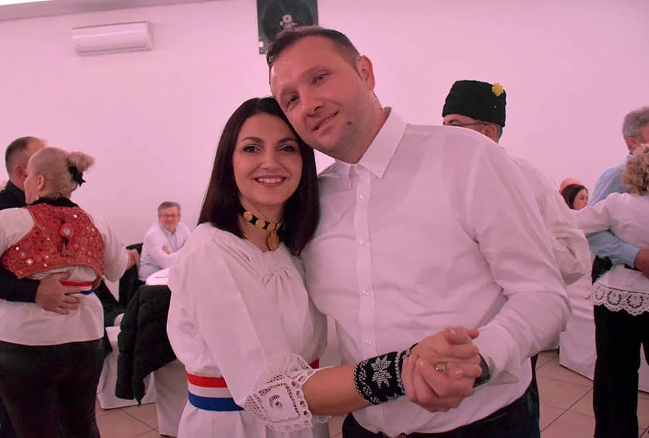 GRANIČARSKO ŠOKAČKO SIJELO U ZAGRAĐU: Tamburaši Satir počastili županicu Jozić Bećarcem, a šarenilo ljepote nošnji i pjesme razveselilo posjetitelje