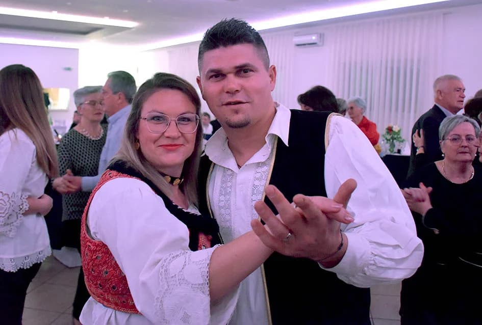 GRANIČARSKO ŠOKAČKO SIJELO U ZAGRAĐU: Tamburaši Satir počastili županicu Jozić Bećarcem, a šarenilo ljepote nošnji i pjesme razveselilo posjetitelje