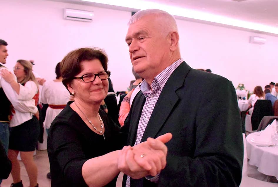 GRANIČARSKO ŠOKAČKO SIJELO U ZAGRAĐU: Tamburaši Satir počastili županicu Jozić Bećarcem, a šarenilo ljepote nošnji i pjesme razveselilo posjetitelje