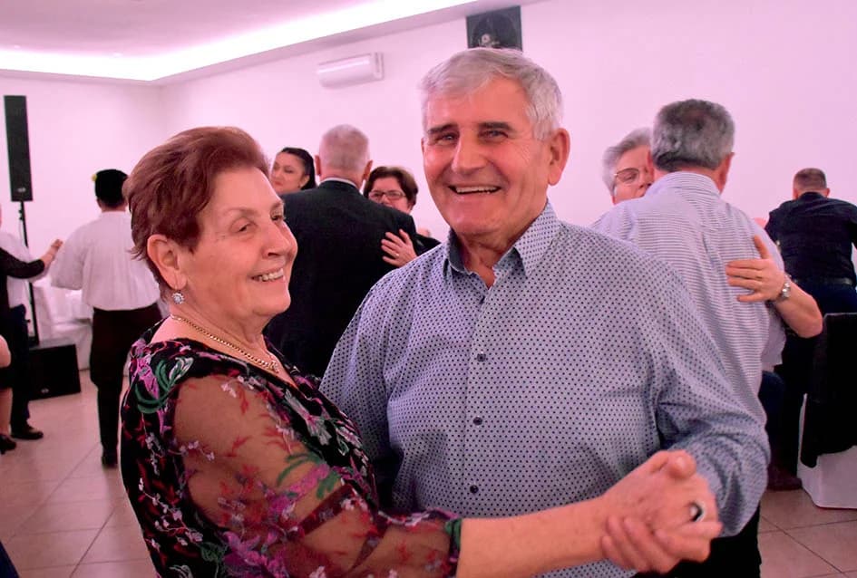 GRANIČARSKO ŠOKAČKO SIJELO U ZAGRAĐU: Tamburaši Satir počastili županicu Jozić Bećarcem, a šarenilo ljepote nošnji i pjesme razveselilo posjetitelje