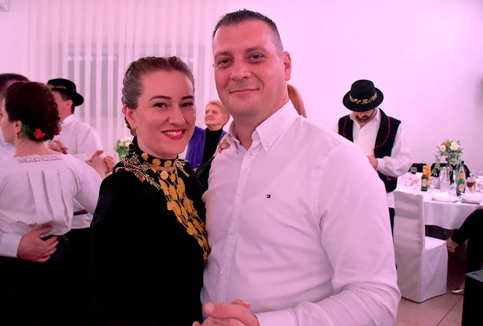 GRANIČARSKO ŠOKAČKO SIJELO U ZAGRAĐU: Tamburaši Satir počastili županicu Jozić Bećarcem, a šarenilo ljepote nošnji i pjesme razveselilo posjetitelje