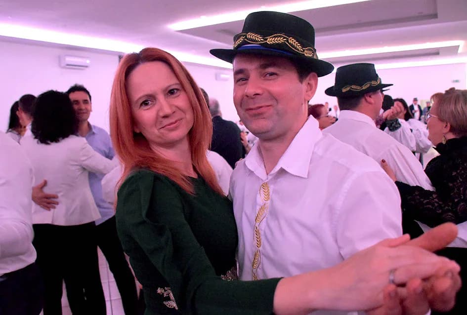 GRANIČARSKO ŠOKAČKO SIJELO U ZAGRAĐU: Tamburaši Satir počastili županicu Jozić Bećarcem, a šarenilo ljepote nošnji i pjesme razveselilo posjetitelje