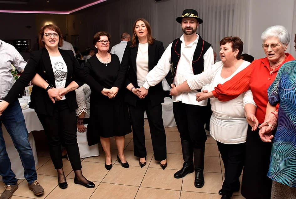 GRANIČARSKO ŠOKAČKO SIJELO U ZAGRAĐU: Tamburaši Satir počastili županicu Jozić Bećarcem, a šarenilo ljepote nošnji i pjesme razveselilo posjetitelje