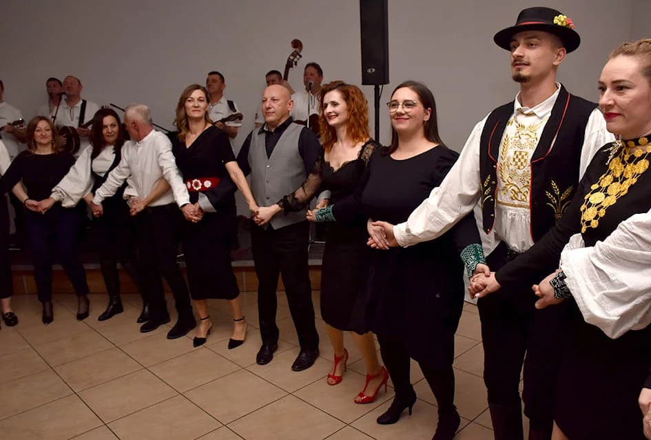GRANIČARSKO ŠOKAČKO SIJELO U ZAGRAĐU: Tamburaši Satir počastili županicu Jozić Bećarcem, a šarenilo ljepote nošnji i pjesme razveselilo posjetitelje