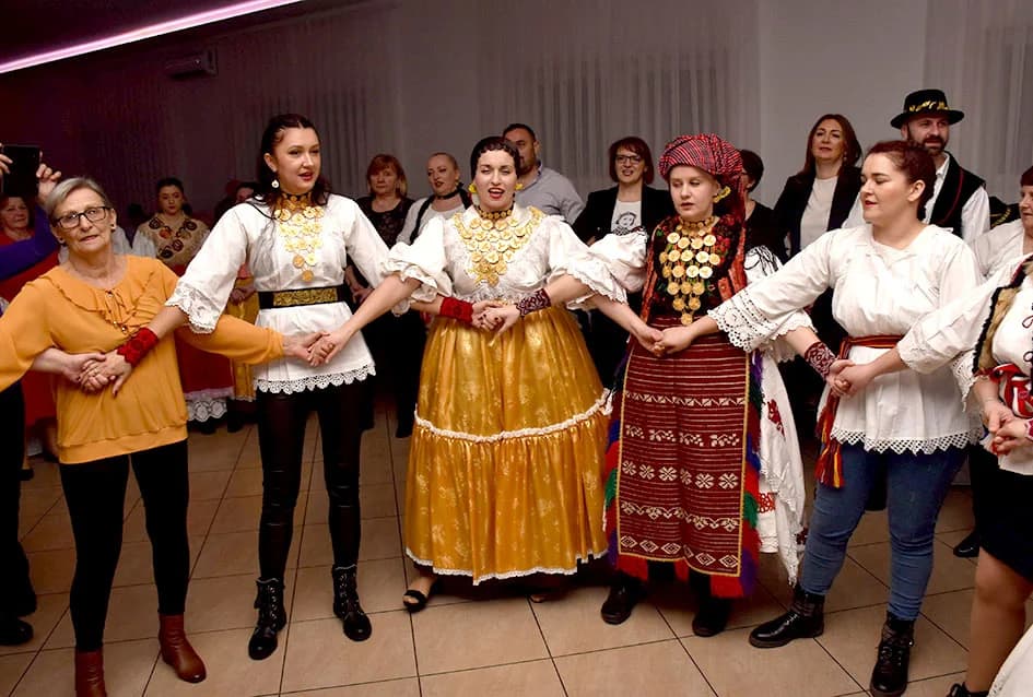 GRANIČARSKO ŠOKAČKO SIJELO U ZAGRAĐU: Tamburaši Satir počastili županicu Jozić Bećarcem, a šarenilo ljepote nošnji i pjesme razveselilo posjetitelje