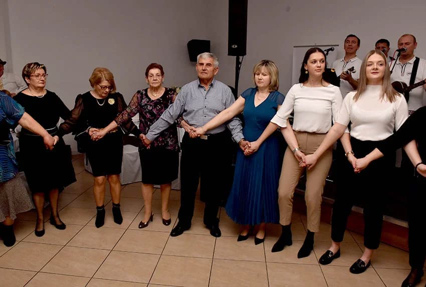 GRANIČARSKO ŠOKAČKO SIJELO U ZAGRAĐU: Tamburaši Satir počastili županicu Jozić Bećarcem, a šarenilo ljepote nošnji i pjesme razveselilo posjetitelje