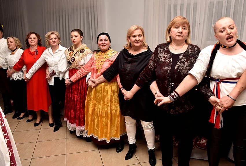 GRANIČARSKO ŠOKAČKO SIJELO U ZAGRAĐU: Tamburaši Satir počastili županicu Jozić Bećarcem, a šarenilo ljepote nošnji i pjesme razveselilo posjetitelje