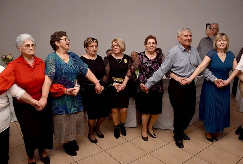 GRANIČARSKO ŠOKAČKO SIJELO U ZAGRAĐU: Tamburaši Satir počastili županicu Jozić Bećarcem, a šarenilo ljepote nošnji i pjesme razveselilo posjetitelje