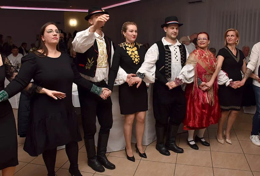 GRANIČARSKO ŠOKAČKO SIJELO U ZAGRAĐU: Tamburaši Satir počastili županicu Jozić Bećarcem, a šarenilo ljepote nošnji i pjesme razveselilo posjetitelje
