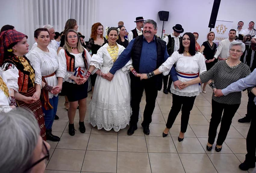 GRANIČARSKO ŠOKAČKO SIJELO U ZAGRAĐU: Tamburaši Satir počastili županicu Jozić Bećarcem, a šarenilo ljepote nošnji i pjesme razveselilo posjetitelje