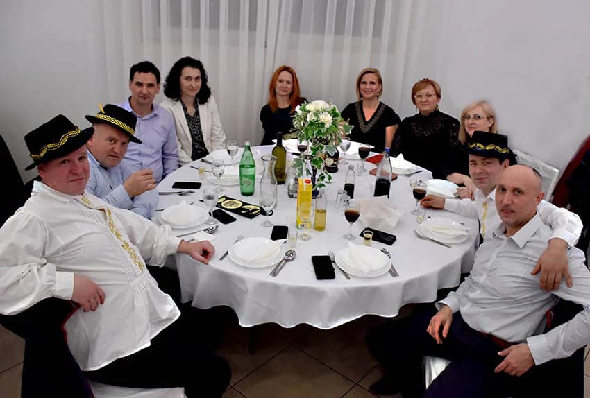 GRANIČARSKO ŠOKAČKO SIJELO U ZAGRAĐU: Tamburaši Satir počastili županicu Jozić Bećarcem, a šarenilo ljepote nošnji i pjesme razveselilo posjetitelje
