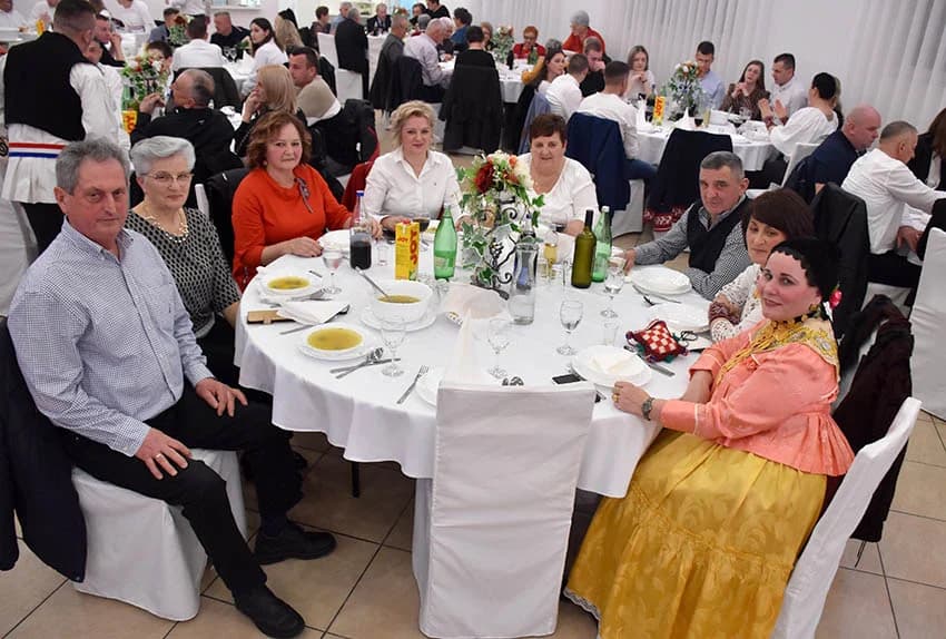 GRANIČARSKO ŠOKAČKO SIJELO U ZAGRAĐU: Tamburaši Satir počastili županicu Jozić Bećarcem, a šarenilo ljepote nošnji i pjesme razveselilo posjetitelje