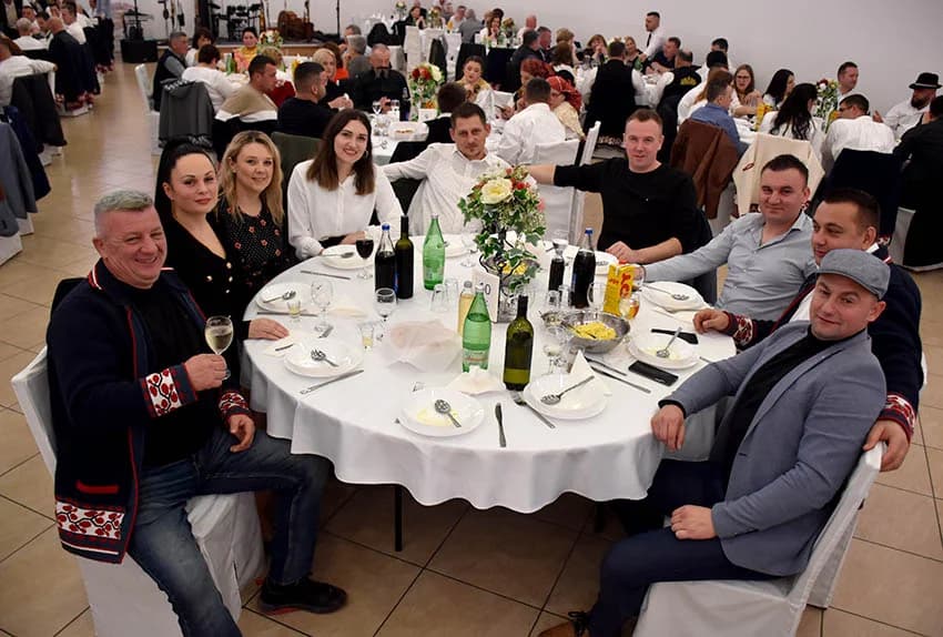 GRANIČARSKO ŠOKAČKO SIJELO U ZAGRAĐU: Tamburaši Satir počastili županicu Jozić Bećarcem, a šarenilo ljepote nošnji i pjesme razveselilo posjetitelje