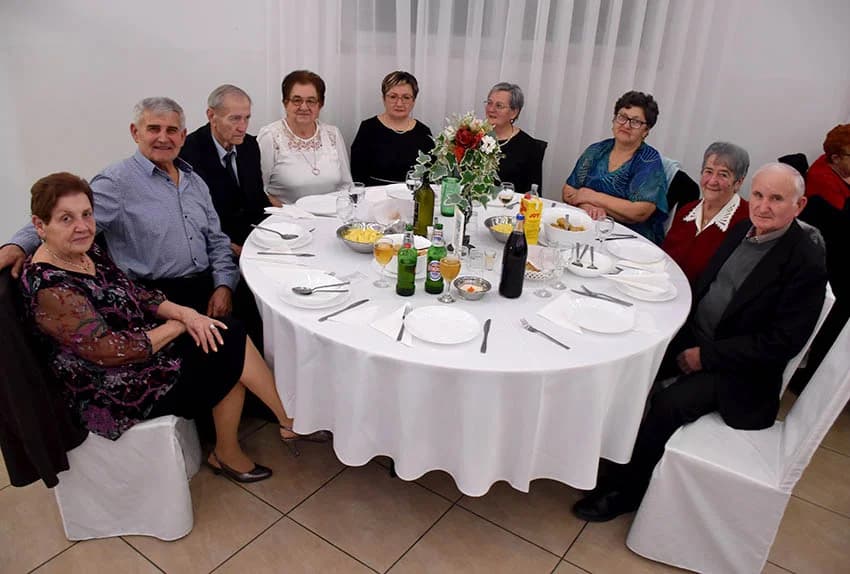 GRANIČARSKO ŠOKAČKO SIJELO U ZAGRAĐU: Tamburaši Satir počastili županicu Jozić Bećarcem, a šarenilo ljepote nošnji i pjesme razveselilo posjetitelje