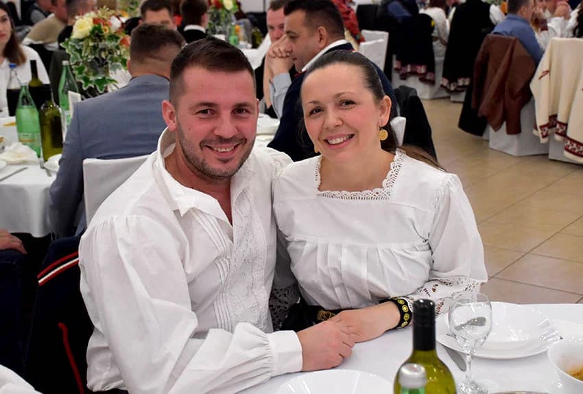 GRANIČARSKO ŠOKAČKO SIJELO U ZAGRAĐU: Tamburaši Satir počastili županicu Jozić Bećarcem, a šarenilo ljepote nošnji i pjesme razveselilo posjetitelje