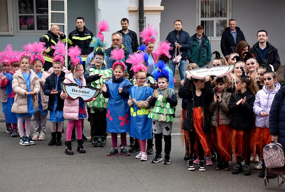 (FOTOGALERIJA) Maškare preuzele vlast u Požegi: ʼPripazite na punu gradsku blagajnuʼ
