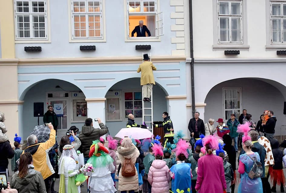 (FOTOGALERIJA) Maškare preuzele vlast u Požegi: ʼPripazite na punu gradsku blagajnuʼ