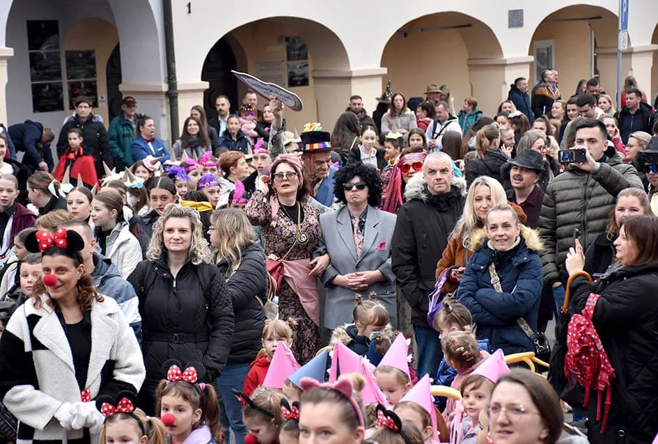 (FOTOGALERIJA) Maškare preuzele vlast u Požegi: ʼPripazite na punu gradsku blagajnuʼ
