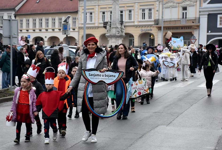 (FOTOGALERIJA) Maškare preuzele vlast u Požegi: ʼPripazite na punu gradsku blagajnuʼ