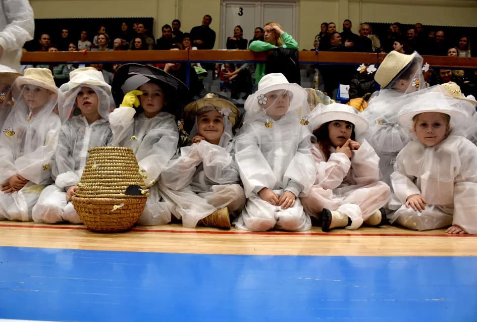(FOTOGALERIJA) Maškare preuzele vlast u Požegi: ʼPripazite na punu gradsku blagajnuʼ