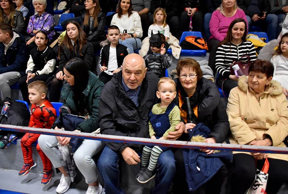 (FOTOGALERIJA) Maškare preuzele vlast u Požegi: ʼPripazite na punu gradsku blagajnuʼ