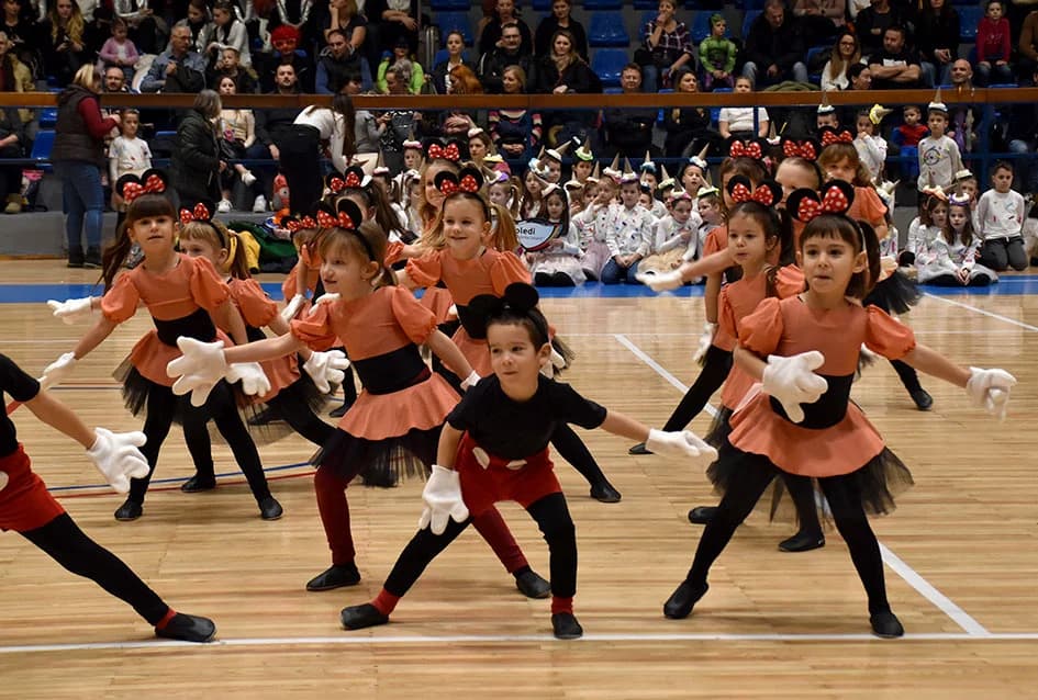 (FOTOGALERIJA) Maškare preuzele vlast u Požegi: ʼPripazite na punu gradsku blagajnuʼ