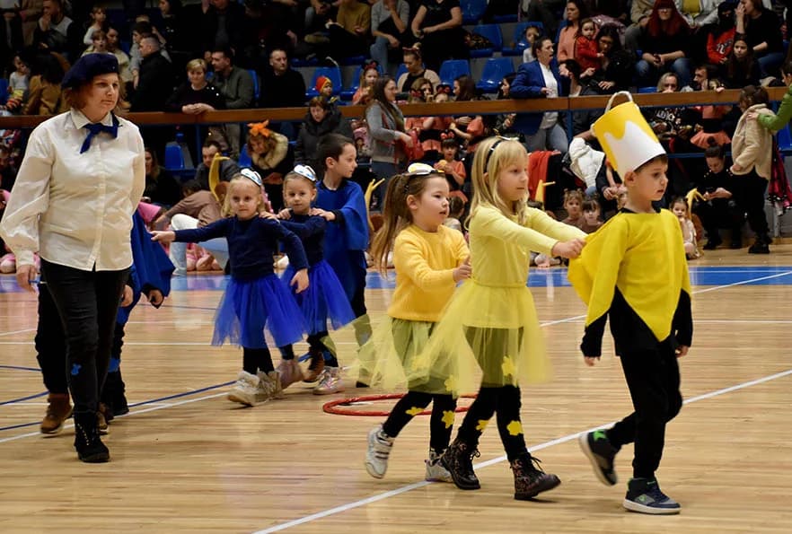 (FOTOGALERIJA) Maškare preuzele vlast u Požegi: ʼPripazite na punu gradsku blagajnuʼ