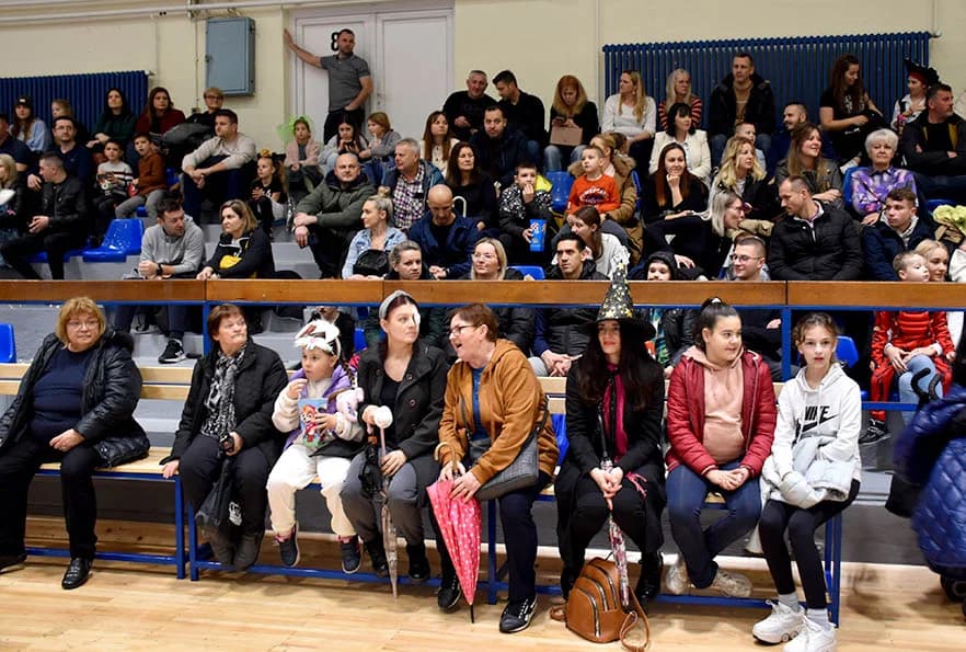 (FOTOGALERIJA) Maškare preuzele vlast u Požegi: ʼPripazite na punu gradsku blagajnuʼ