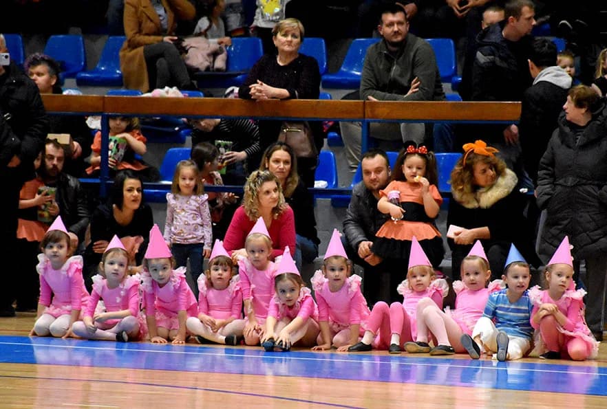 (FOTOGALERIJA) Maškare preuzele vlast u Požegi: ʼPripazite na punu gradsku blagajnuʼ
