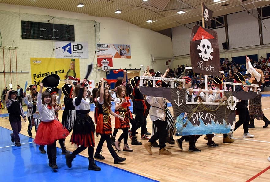 (FOTOGALERIJA) Maškare preuzele vlast u Požegi: ʼPripazite na punu gradsku blagajnuʼ