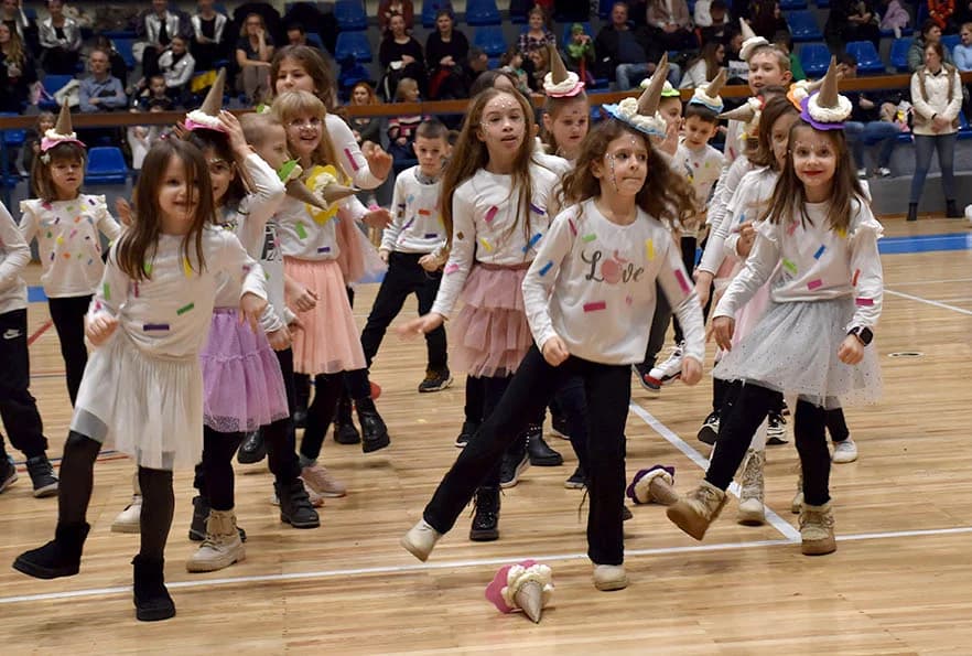 (FOTOGALERIJA) Maškare preuzele vlast u Požegi: ʼPripazite na punu gradsku blagajnuʼ