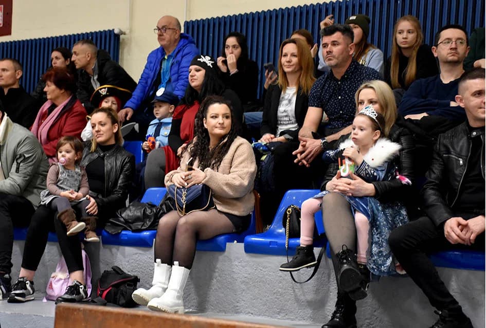 (FOTOGALERIJA) Maškare preuzele vlast u Požegi: ʼPripazite na punu gradsku blagajnuʼ
